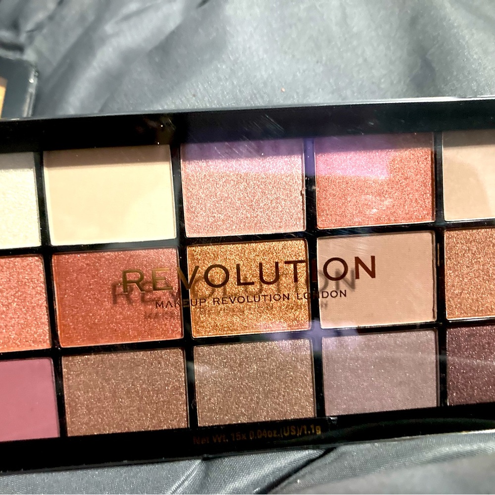Revolution 15 shades eyeshadow
